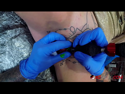 ❤️ Musikana ane nyora zvakanyanya Sully Savage akawana tattoo pa clitoris yake Hard porn ️❤